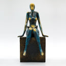 Figura Decorativa De Mujer En Poliresina De Mujer Sentada Leyendo