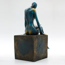 Figura Decorativa De Mujer En Poliresina De Mujer Sentada Leyendo