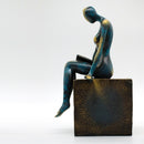 Figura Decorativa De Mujer En Poliresina De Mujer Sentada Leyendo