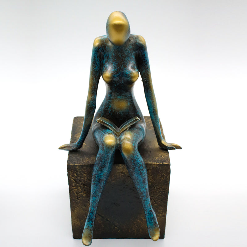 Figura Decorativa De Mujer En Poliresina De Mujer Sentada Leyendo