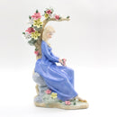 Porcelana De Mujer Rubia Sentada Con Flores