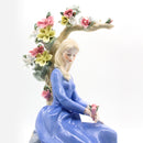 Porcelana De Mujer Rubia Sentada Con Flores