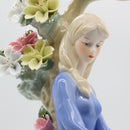 Porcelana De Mujer Rubia Sentada Con Flores