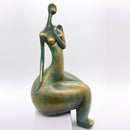 Porcelana De Mujer Sentada Caderona Grande En Poliresina